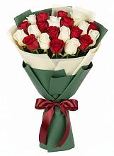 Букет Микс из красных и белых роз в Эльхотово