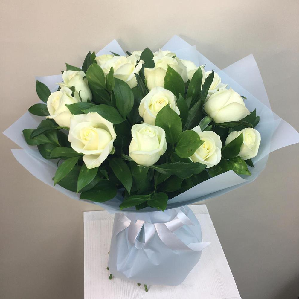 Букет 15 Белых роз Проуд в Эльхотово
