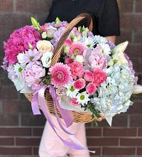 Композиция солнечный день в Эльхотово Цветочная композиция из Розы, Хризантемы, Пионы и Лизиантусы в корзине в Эльхотово