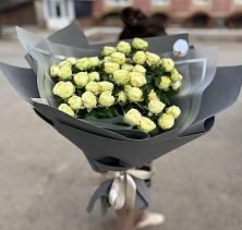 Букет Белые кустовые розы Солинеро в Эльхотово