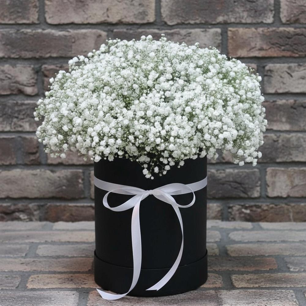 Цветочная композиция из Гипсофила в шляпной коробке в Эльхотово