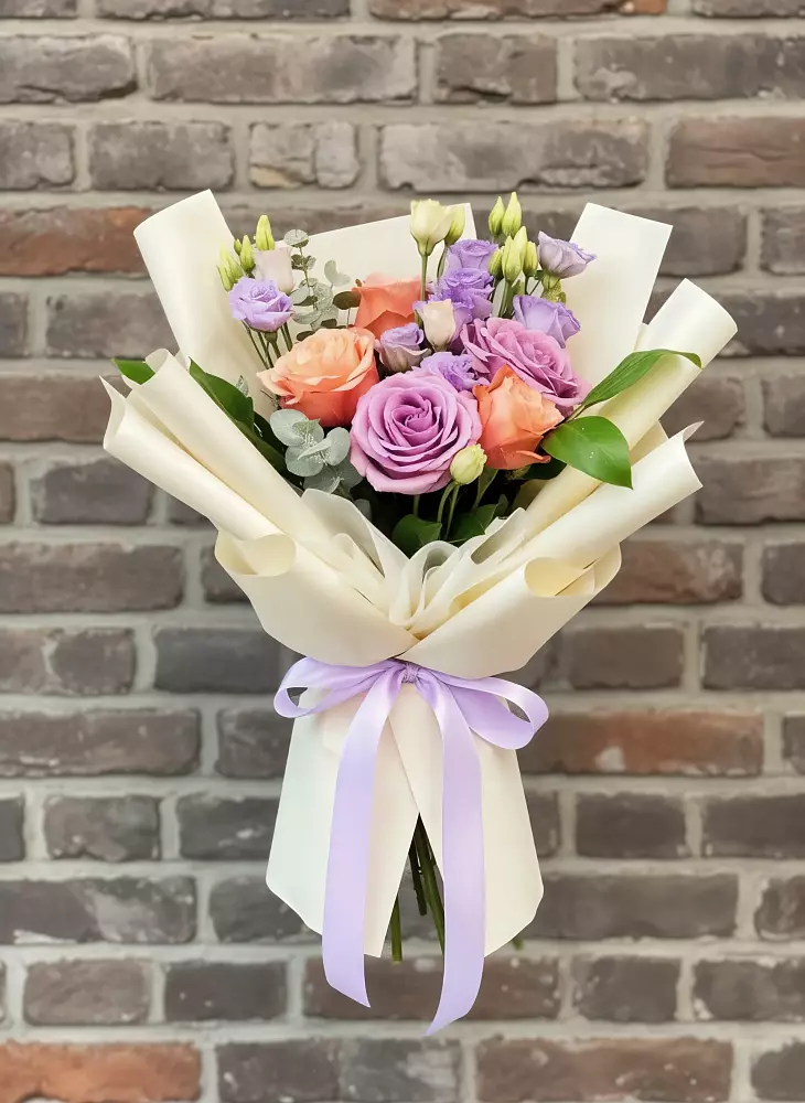 Букет цветов из: Лизиантусы и Розы в Эльхотово