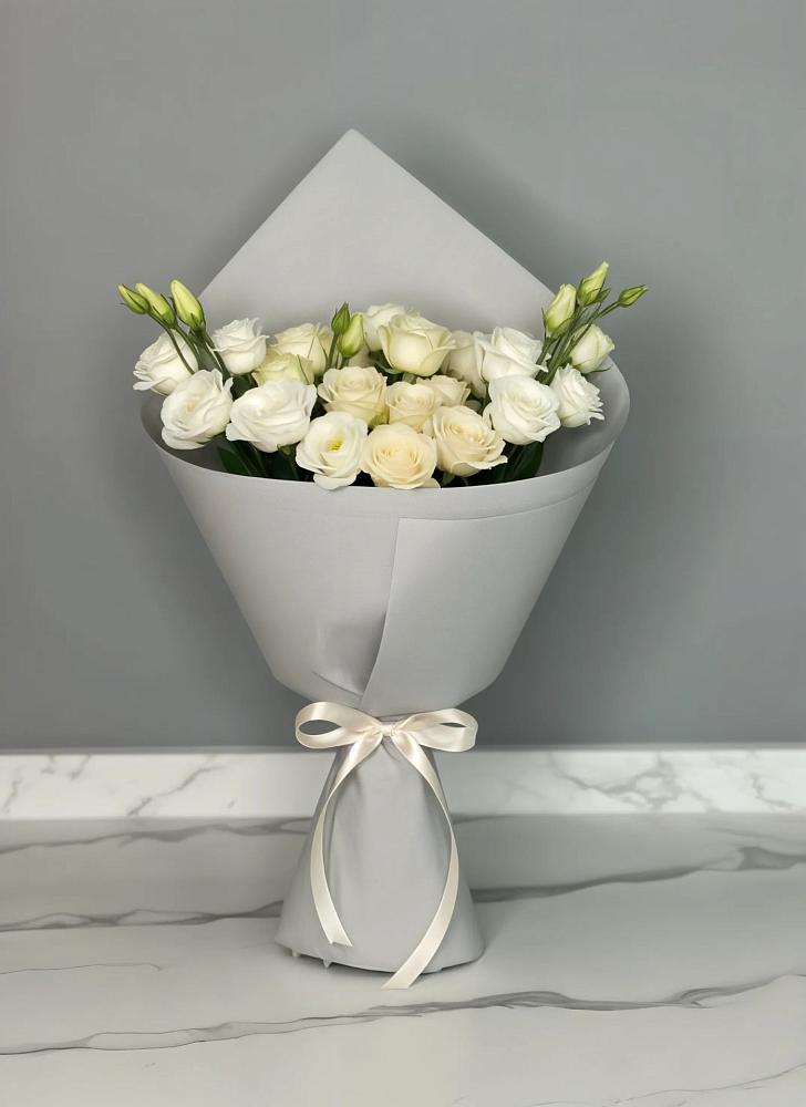 Букет цветов из: Розы и Лизиантусы в Эльхотово