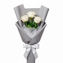 Букет 3 белые розы в Эльхотово