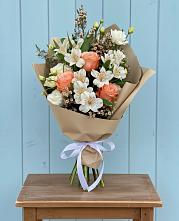 Букет цветов из:  Альстромерии, Лизиантусы, Розы и Хризантемы в Эльхотово