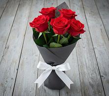 Букет 5 Красных роз Эдлесс Лав в Эльхотово