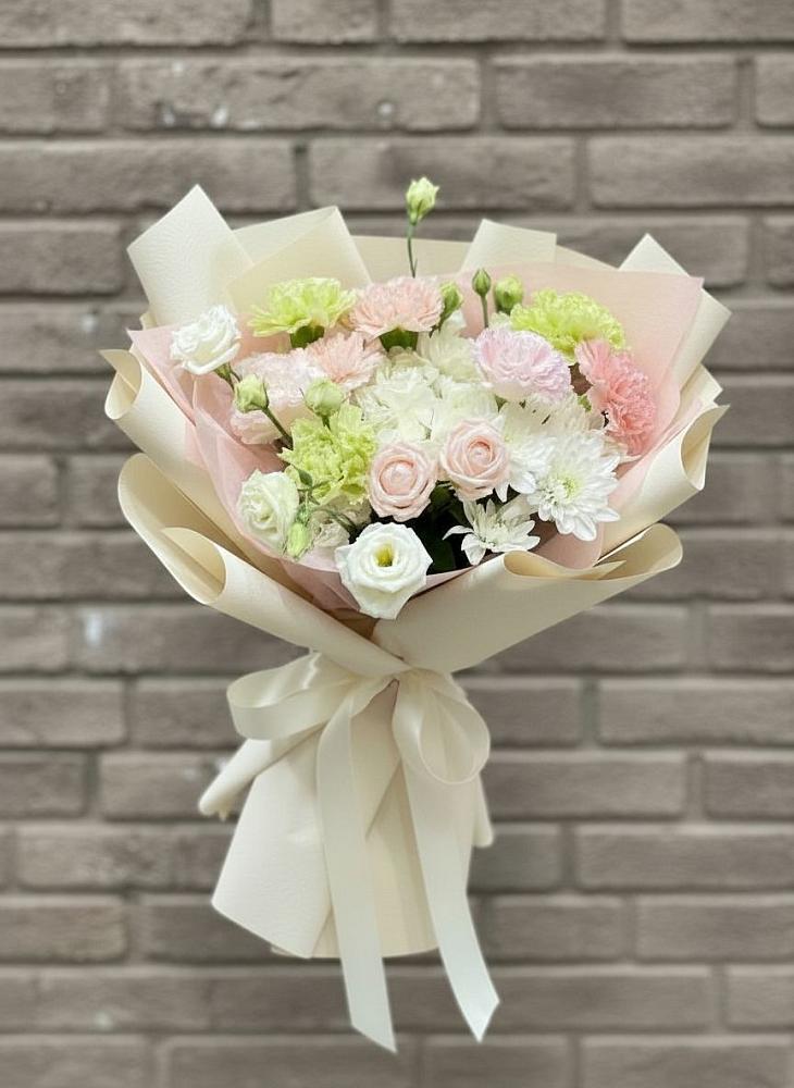 Букет цветов из: Гвоздики, Розы, Лизиантусы и Хризантемы в Эльхотово