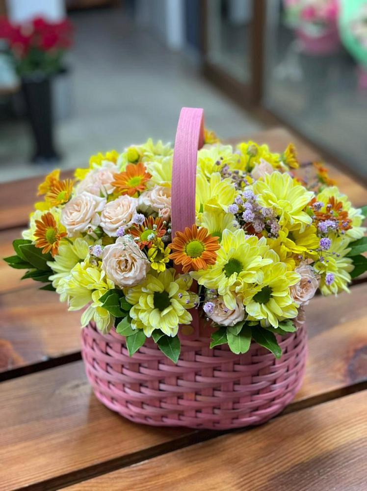 Цветочная композиция из Хризантемы и Розы в корзине в Эльхотово