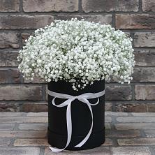 Цветочная композиция из Гипсофила в шляпной коробке в Эльхотово