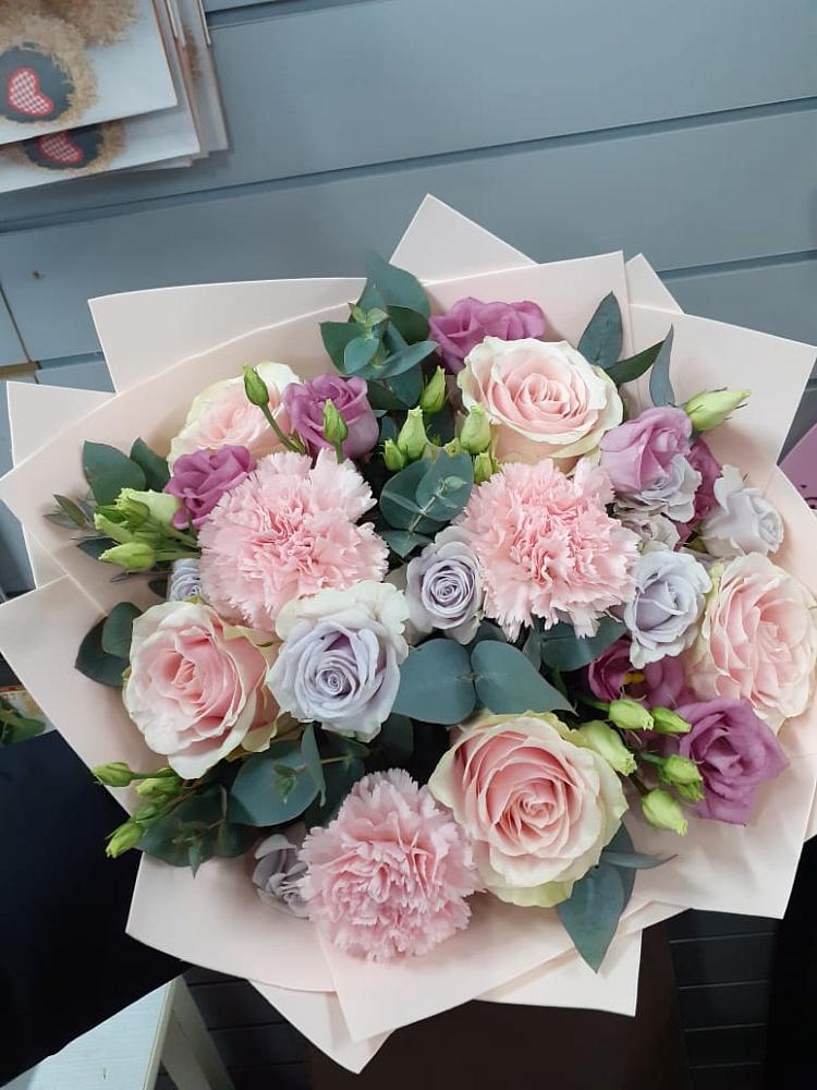 Букет цветов из: Розы, Гвоздики и Лизиантусы в Эльхотово