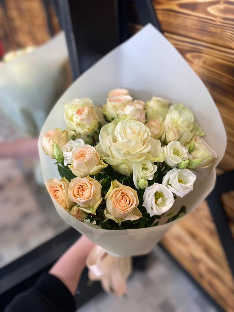 Букет цветов из: Розы и Лизиантусы в Эльхотово